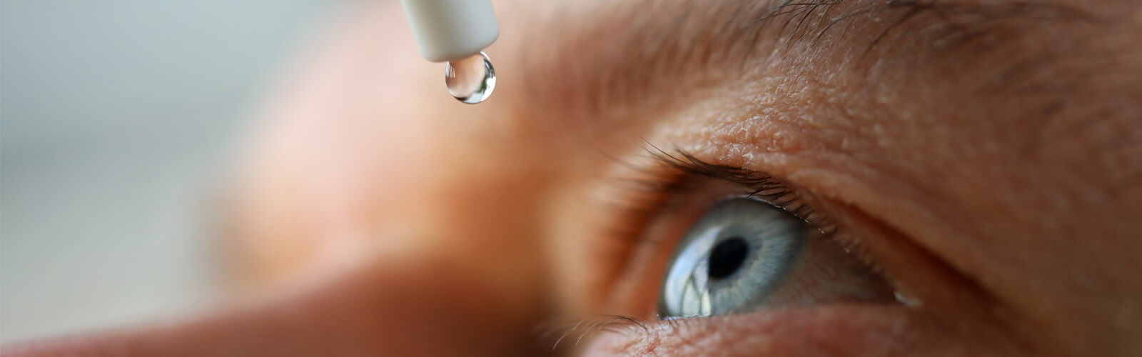 Kontaktní čočky, oční kapky a lubrikace